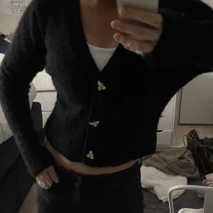 Kofta i mohair - Knappt använd kofta från & other stories, knappt använd så fint skick.  Super söta knappar som ser ut som små bin, storlek S  Köpt för 899, säljer för 350kr (köpet gjordes för 2/3 år sen)