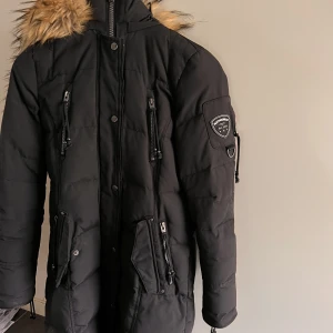 Rockandblue jacka - Säljer min rockandblue jacka i storlek 36 då den är för liten för mig och inte kommer till användning. Jacka. Är i väldigt fint skick och perfekt vinterjacka då den är rätt tjock. Kan fraktas 🤍 Priset kan diskuteras 