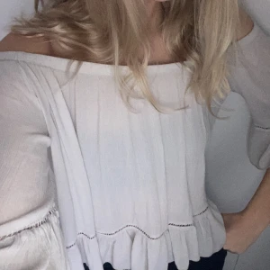 Off shoulder topp - Ljusgrå off shoulder topp med volanger från Tessie. Köpt för några år sedan och använd 1-2 gånger. Köpare står för frakten☺️