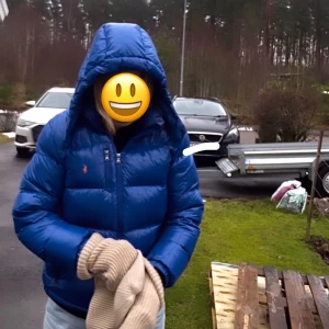 Ralph Lauren jacka - Säljer min Ralph Luaren jacka🤍perfekta jackan nu när det börjat bli kallare ute🌨använd en vinter fast inte många gånger! Inga defekter så ser ut som ny. Säljer pga kommer inte till användning!  Skriv privat vid intresse eller frågor🤍nypris ca 3000