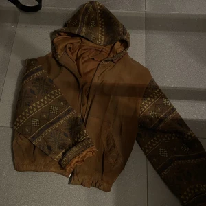 mockajacka - superfin mönstrad mockajacka med luva, storlek M, sitter snyggt oversized på mig. märket hollies. pluspoäng för innerfickan