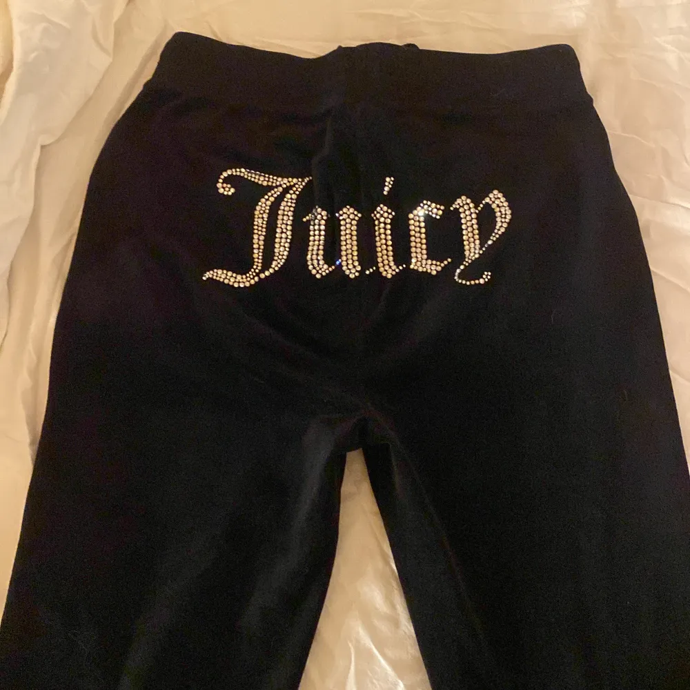 Säljer mina två Juciy byxor för att dom inte kommer till nån användning längre. Ett par kostar 600kr. Skriv för fler frågor osv.💕. Jeans & Byxor.