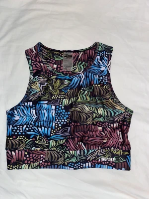 Stronger träningstopp - Säljer denna då den ej kommer till användning💕 Har även matchande underdel, 200kr om man vill köpa de tillsammans! (100kr för separat). Säljer fler träningskläder💕 köpare står för frakt, pris går att diskutera. Kontakta dm om du är intresserad💕💕