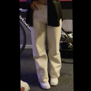 Jeans, storlek 26 - Beiga jeans från bikbok, storlek 26. Säljer då de blivit lite små för mig :(. Använda men inga defekter på. 100kr eller bud, köparen står för frakten.💗