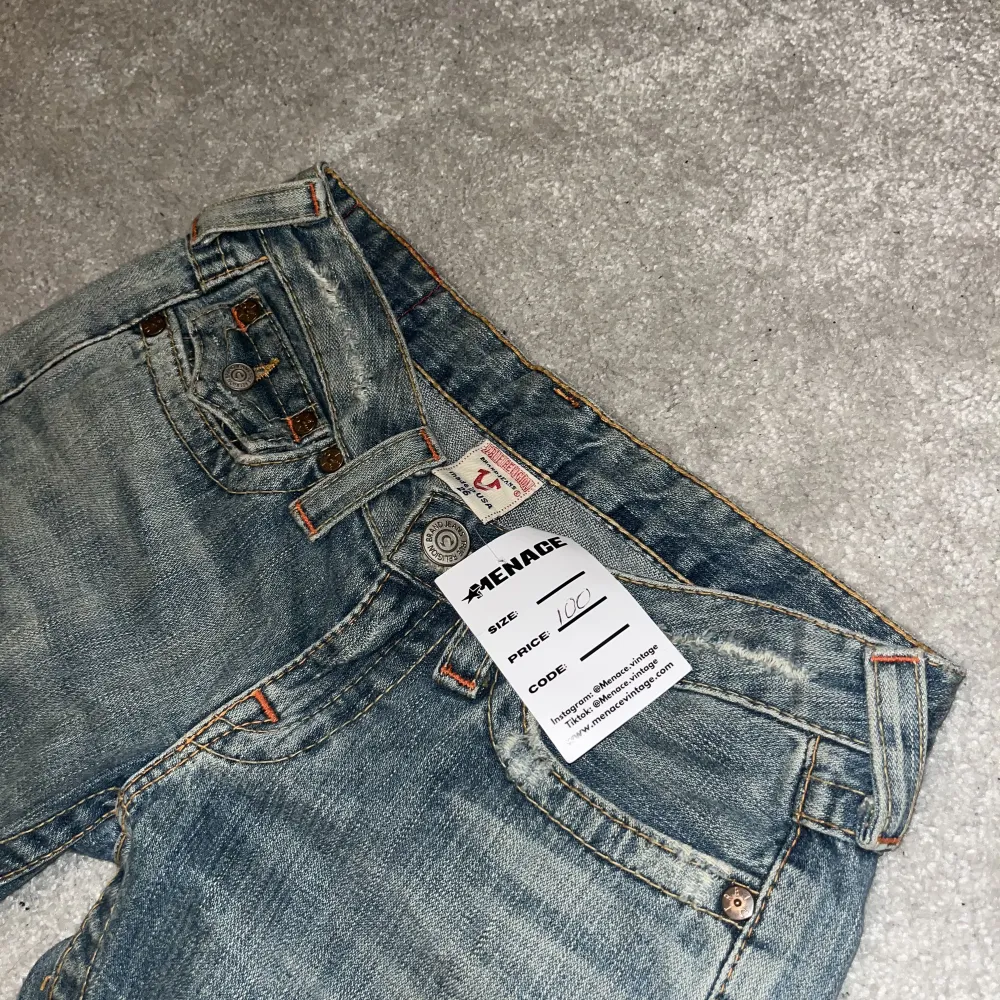 Aaassnygga lågmidjade true religion jeans! i storlek 26, motsvarar XS⭐️Lite vintage ljusblå färg, bootcut,oanvända⭐️Köpta i London för 100 pund (=1270 sek) Måste tyvärr sälja då dom är tighta på mig som har M:( skriv för fler bilder! IBL= 81 cm, midja 36 cm. Jeans & Byxor.