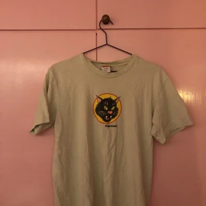 Supreme Black Cat tee - Köpt i butik.  Skick 8/10  Säljer den då jag växt ur den  Färgen är mint grön och ser inte lika grön ut i verkligheten  Priset kan diskuteras!