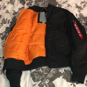 Alpha Industries bomberjacka - Bomberjacka i fint skick, har blivit för liten för mig så samlar bara damm på en galge i garderoben där jag behöver ny plats. Säljes därför billigt💕