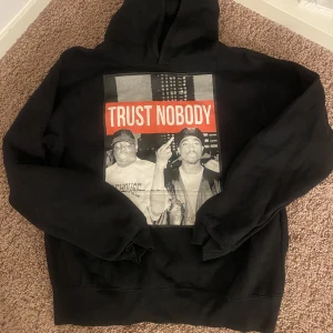 Hoddie  - Säljer denna snygga hoddie i XS. 