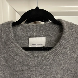 SAMSØE & SAMSØE - Säljer denna fina stickad tröja från samsoe&samsoe i storlek L har egentligen xs men den är ganska kort i modellen och sitter oversized💕passar jättefint med kjol💕nypris 1499