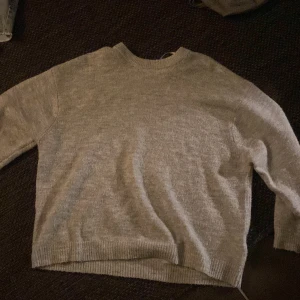 Stickad tröja  - Nyskick 