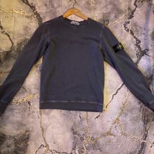 Grå stone island crewneck i bra skick. Använd i cirka 1 år.  Retail 2100kr Mitt pris 999kr