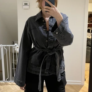 Schacket - En shacket från carin wester i strl 42, funkar på en storlek M för en lite mer oversized look. Använd ett fåtal gånger.