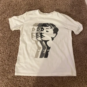 T-shirt - En jätte snygg t-shirt som e jätte skön i storlek S