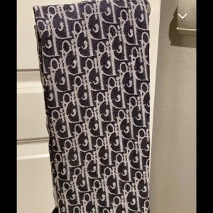 äkta christian dior scarf - äkta christian dior scarf har it använt den. Skriv till mig om ni vill ha mer bilder💕