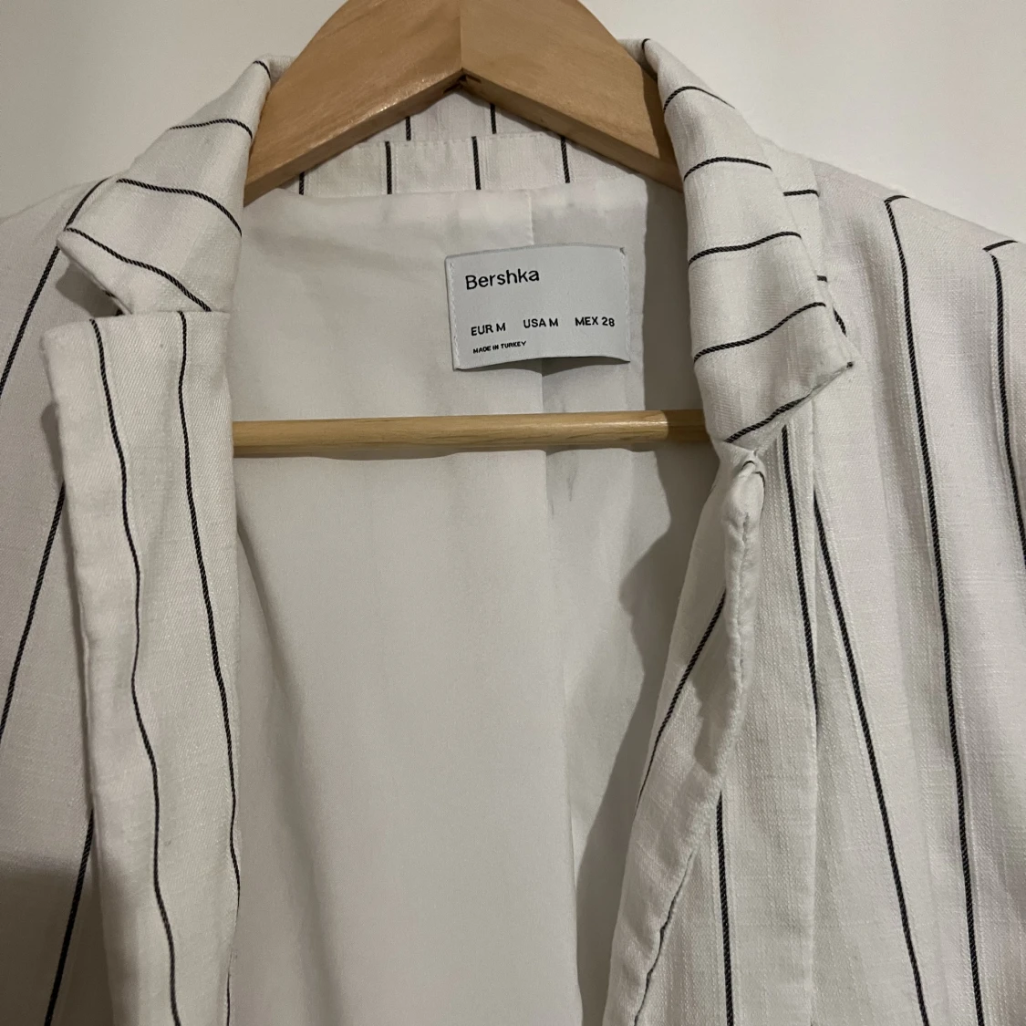 Vit kavaj med svarta tunna ränder - M 🤍 - 91