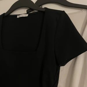 Zara tshirt - Säljer dessa stilrena snygga T-shirt med en square neck urringning (fyrkantig urringning). Finns inga defekter eller tecken på andvändning, dock är min spegel lite smutsgris😅😇. Båda kommer från zara och kan endast köpas tillsammans för 170kr. 