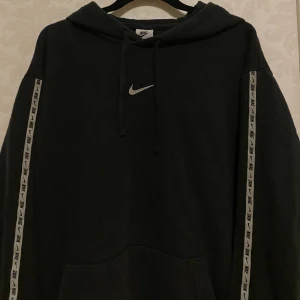 Nike hoodie - Säljer min svart Nike hoodie! Köpt för 800kr Fler bilder eller frågor? Bara att skriva!💯