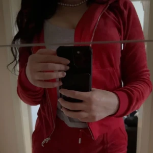 Rött Juicy Couture Set  - Endast använd 2 gånger  Storlek S  Inga defekter eller skador 1500:-  Kan oxå fraktas 😊