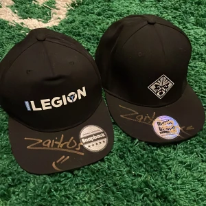 signerade legion och omen kepsar - kepsarna är signerade av zaitros (kepsarna går inte att köpa online) märket är legion och omen