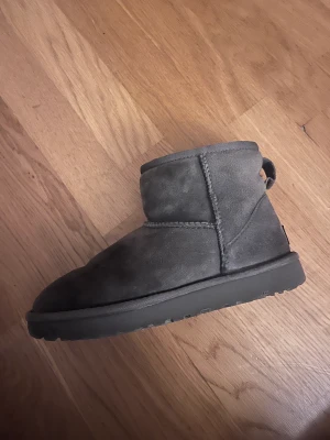 Uggs (gråa) - Säljer mina super fina uggs som jag köpte förra vintern. Dem är sparsamt använda och är fortfarande fina i formen och i bra skick. Dom är köpta på nk☺️