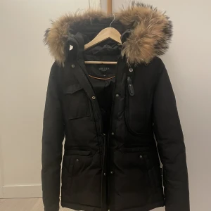 Hollies livigno jacka dam  - Hollies livigno jacka dam, storlek 38. En jättefin och varm vinterjacka som är i nytt skick och endast använd några fåtal gånger. Pälsen är äkta och även avtagbar. Säljer pga att jag köpte för liten storlek! 