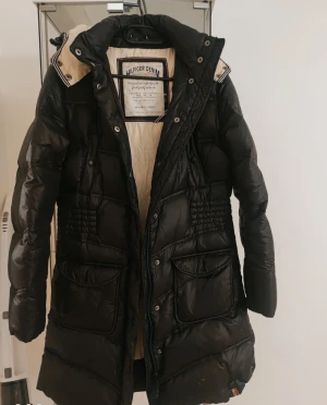 Tommy Hilfiger Dunjacka  - Säljer en Tommy Hilfiger knälång Dunjacka i nyskick. Storlek S 500:- Finns att hämta i Växjö eller skickas spårbart 99:-