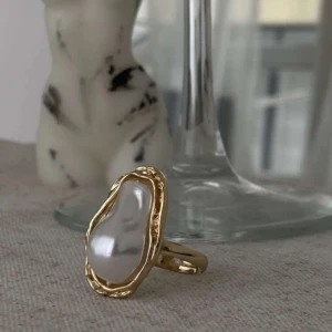 Ring - FRAKT INGÅR! OBS: EJ ÄKTA! Superfin ring i guldig färg och pärl design! Knappt använd utan hoppas den kan komma till hands hos någon som ger den den användning den förtjänar🌝🫶 ! 