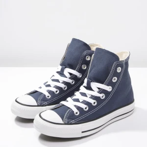 Converse högre modellen - Helt oanvända converse i den höga modellen. Säljer pga att de är för små för mig. Nypris 799, säljer för 500!