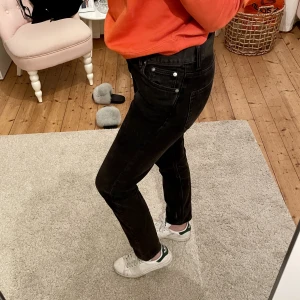 Svarta weekday jeans  - Svarta jeans från weekday. Fint skick/som nya. Perfekta julklappen 🎁🫶🏻