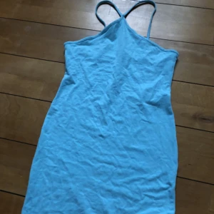 Klänning - Blå klänning från h&m! Kort på mig som är 1,70m! Frakt tillkommer på 30kr!