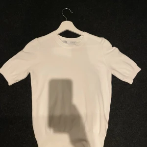 Zara topp vit - Säljer min zara topp som är använd max 2 gånger och är i nyskick. Säljer den då den är för stor och inte var riktigt min stil💕