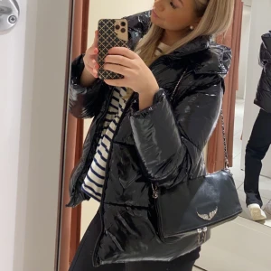 glansig jacka - säljer min jättefina favoritjacka från zara, fint skick!💝💝