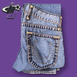 true religion jeans - snygga rare truey jeans med gul och svart stitching och dem saknar tag ❗️20+ TRUE RELIGION JEANS på ✅benimdenim.se✅❗️ytterben 108cm, innerben 80cm, midja 35w