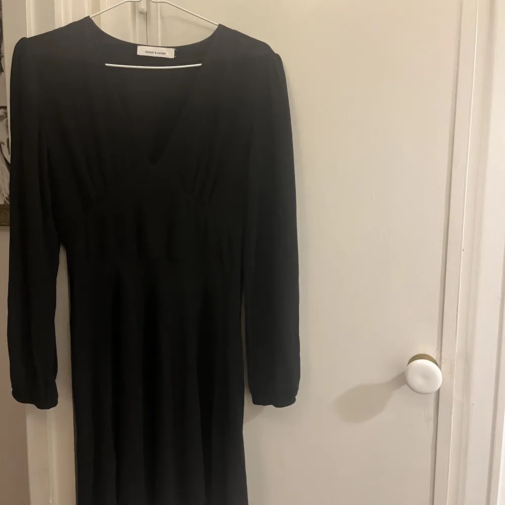 En svart klänning från Samsøe Samsøe som är perfekt nu till nyår men också till jul! Den är använd endast en gång så är i bra skick, den är i storlek S. Skriv privat om ni vill ha fler bilder eller har frågor💕. Klänningar.