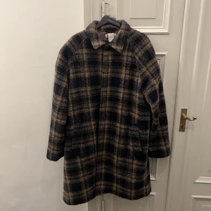 Hope rock - Hej säljer min hope rock, storlek 50 man, 42 kvinna. Jag är 186cm. Perfekt för vintern. 