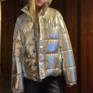 Supercool silverjacka - Intressekoll på min jättecoola silvriga dunjacka! 💓inte säker på att jag vill sälja men kom med bud!