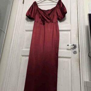 Klänning  - Dröm satinklänning   Alla priser på sidan är förhandlingsbara då garderoben ska rensas🌸