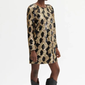 Twist & Tango Dress - Corinna Dress från Twist & Tango. Svart och guld färgad med paljetter. Jag skulle säga att den är ganska kort i modellen och går till cirka mitten av låren. Perfekt för nyår eller annat festligt! Köparen står för frakt. Pris kan diskuteras :)