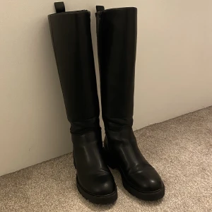 Svarta stövlar/ boots - Jättesnygga stövlar/boots i bra skick! Normala i storleken 