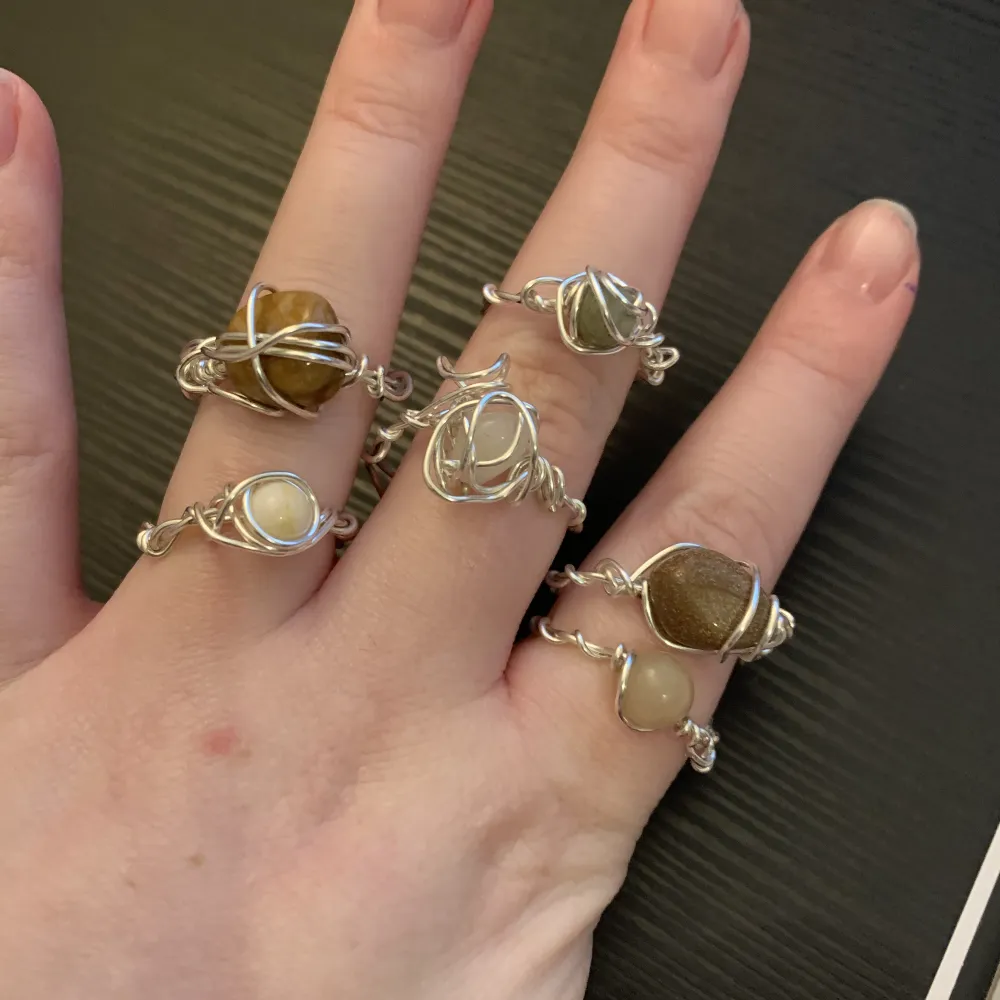 Jag gör dessa ringar själv och det går att fråga om flera olika färger på stenarna❤️ Jag kan göra ringar som går att anpassa precis som du vill🖤spårbarfrakt kostar 51kr. Accessoarer.
