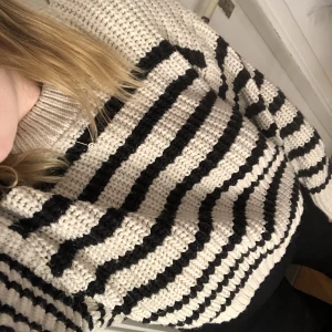 Randig stickad tröja  - En mysig Randig stickad tröja från H&M, storlek M