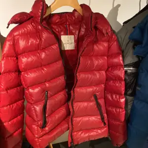 Moncler bady jacka i färgen röd, köpte den i slutet av 2019 och är använd endast fåtal gånger. Köptes på mytheresa, strlk 3. Den är varsamt använd och säljer då den är lite för liten.