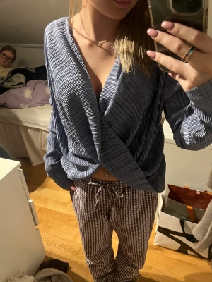 Blus  - En blus S/M men en L kan också ha den. Skit snygg!
