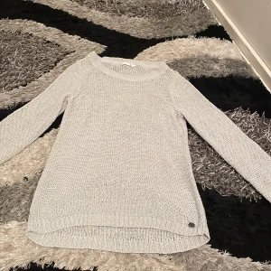 Medellång tröja  - Använt få gånger, isblå färg  