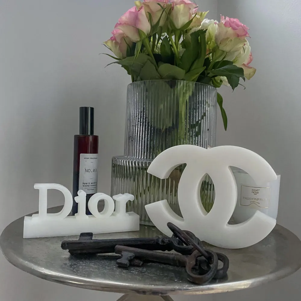 BESTÄLLNING I DM 💝 Måtten på ljusen är: Chanel 19x15  Dior 18x9  Ysl 17x10  Finns i färgerna vit och grå 🕯 Frakt tillkommer 💕 . Accessoarer.