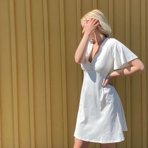 Vit klänning från Nelly  - Superfin skön och luftig sommarklänning från Nelly. Använd fåtal gånger. Alternativ till studentklänning 🤍☁️ Riktigt bra kvalitet.