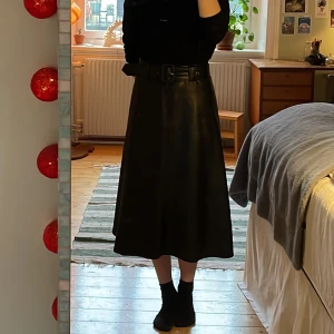 Svart kjol twistandtango  - Stl 34 men passar på 36 