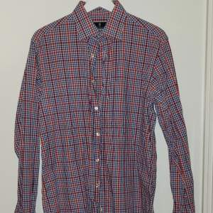 Oanvänd  Snygg skjorta som klär många tillfällen 👔  Märke: Hansen&Jacob Tailored  Färg: Röd/blå rutig  Storlek: M  Material: 100% bomull