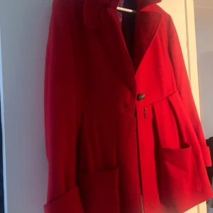 Kappa acne äkta  - Fin kappa från acne kappa rött strl m. Fint skick. Ull. Varm. Nypris 6000.