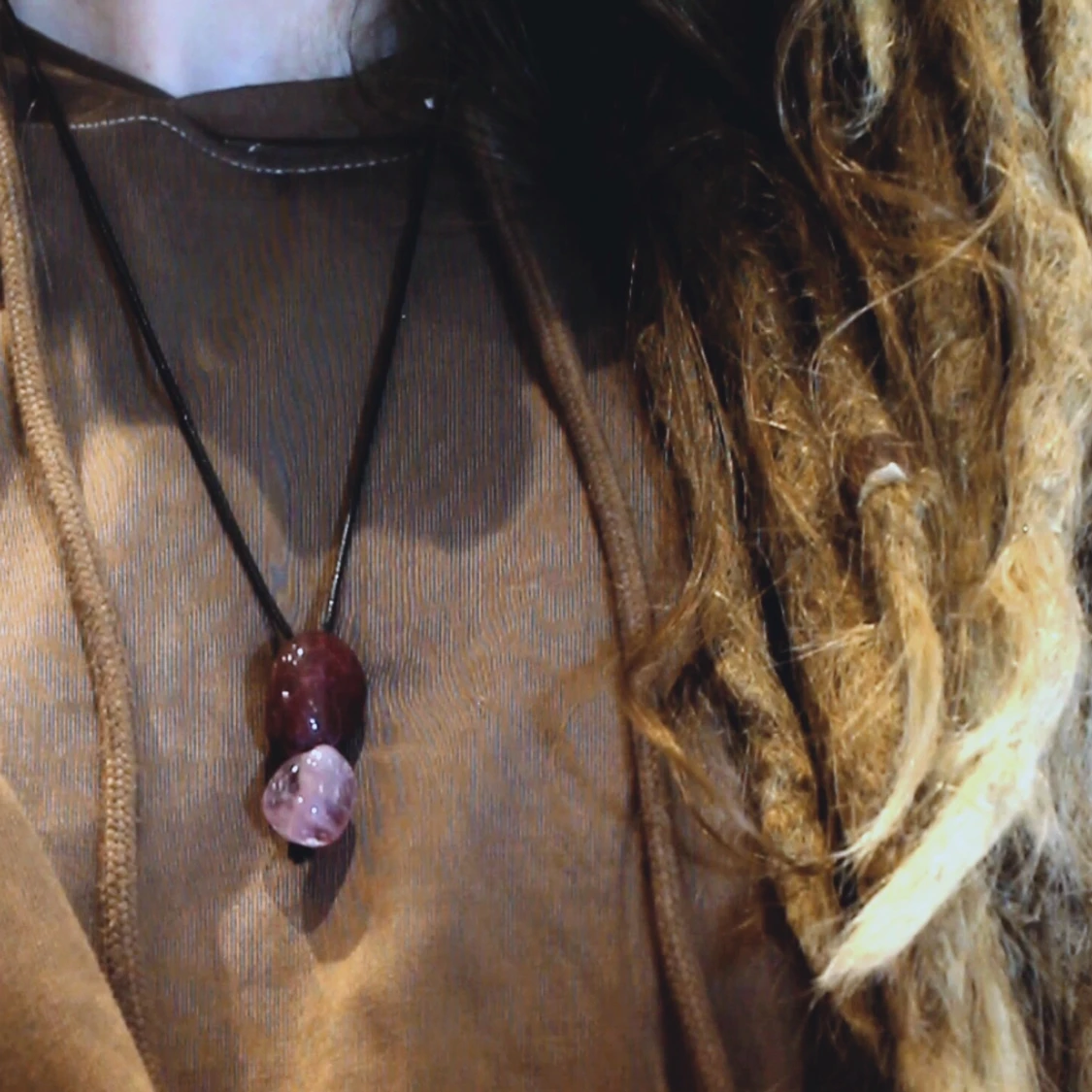 Halsband med lila stenar - 91